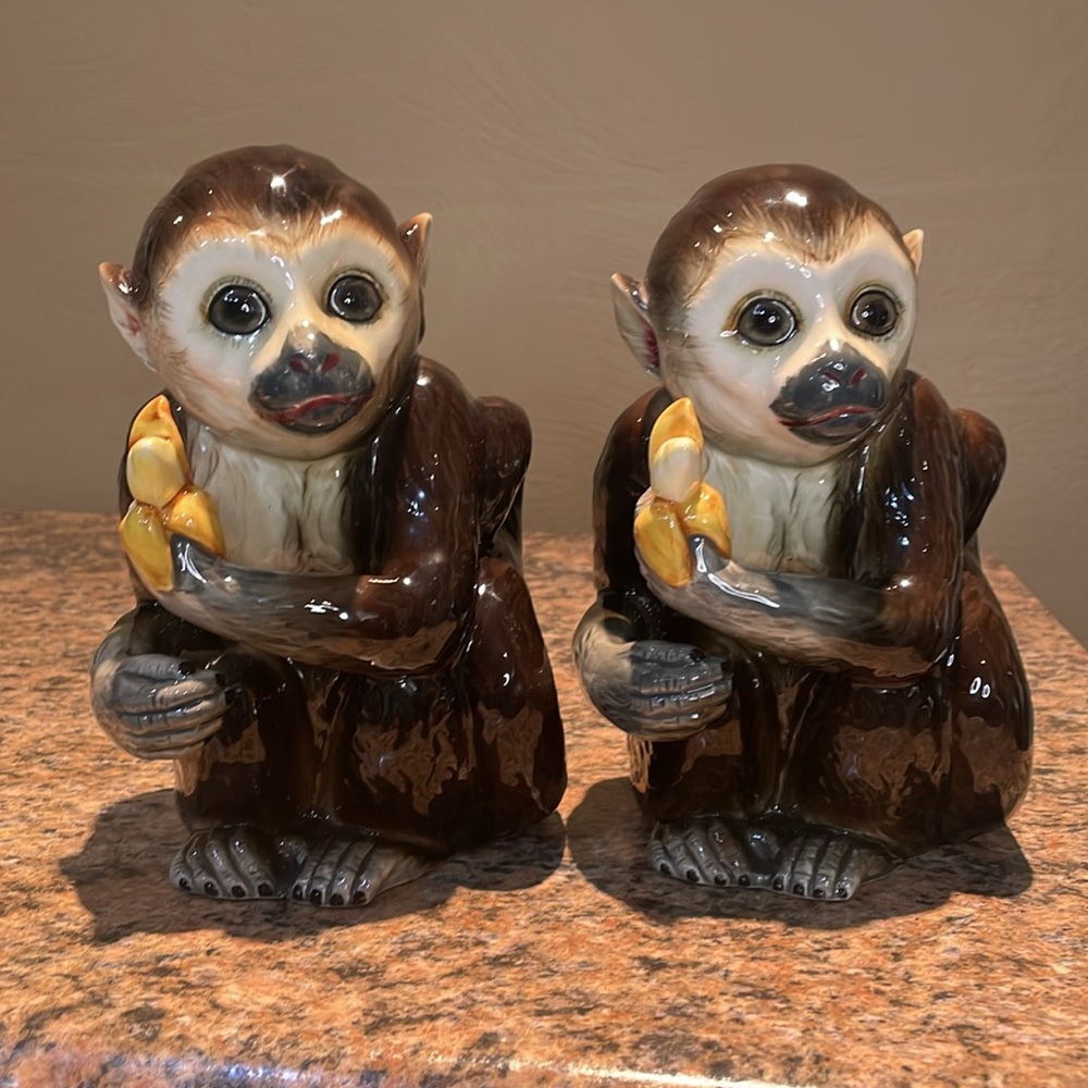 Majolica Style Capuchin Monkeys